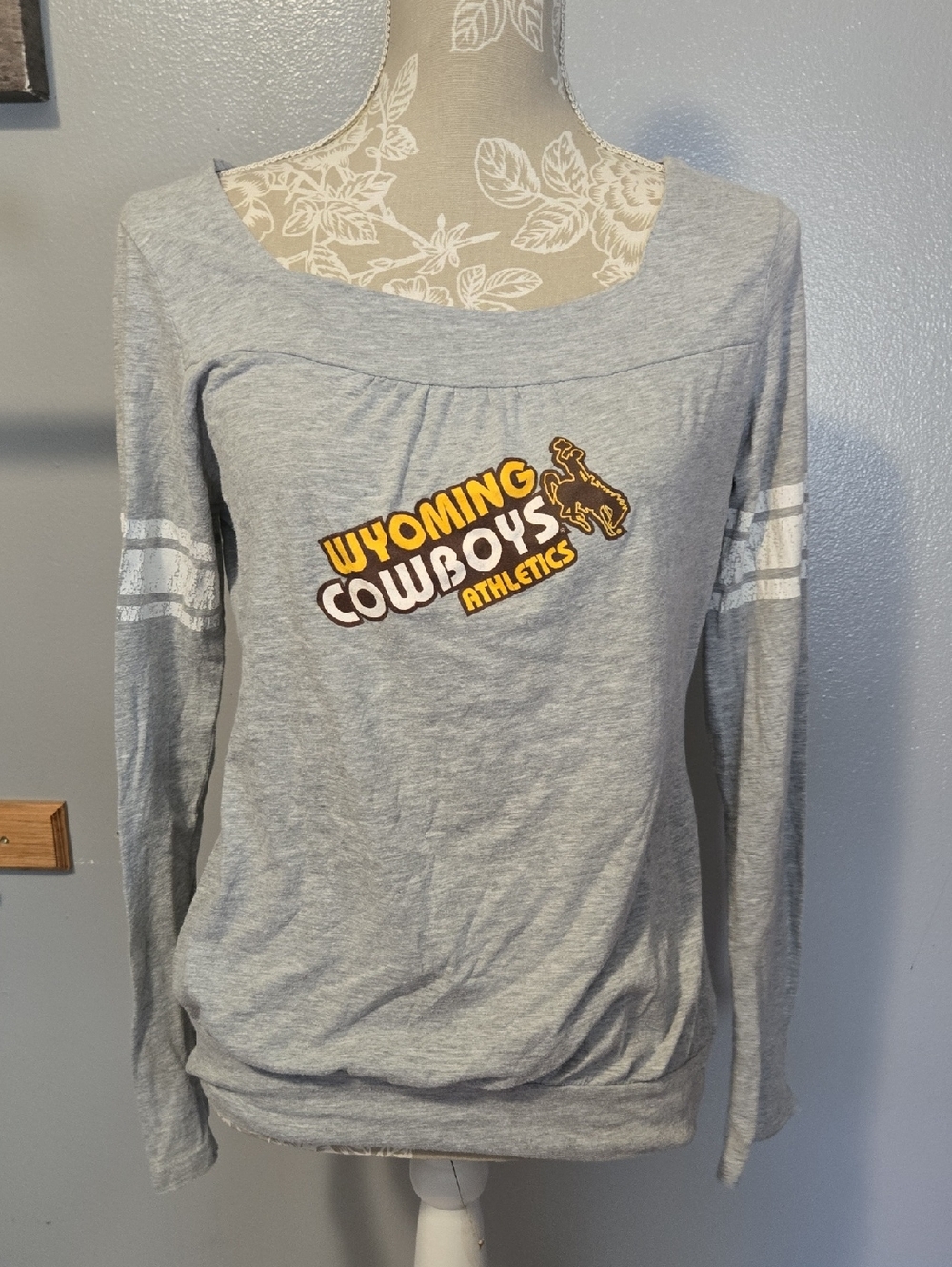 Wyoming Cowboys Athletics Women's Gray Long Sleeve Tee